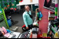 Potongan rekaman CCTV milik toko kosmetik menampilkan seseorang yang mengaku wartawan diduga melakukan pemerasan.