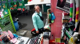 Potongan rekaman CCTV milik toko kosmetik menampilkan seseorang yang mengaku wartawan diduga melakukan pemerasan.