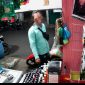 Potongan rekaman CCTV milik toko kosmetik menampilkan seseorang yang mengaku wartawan diduga melakukan pemerasan.
