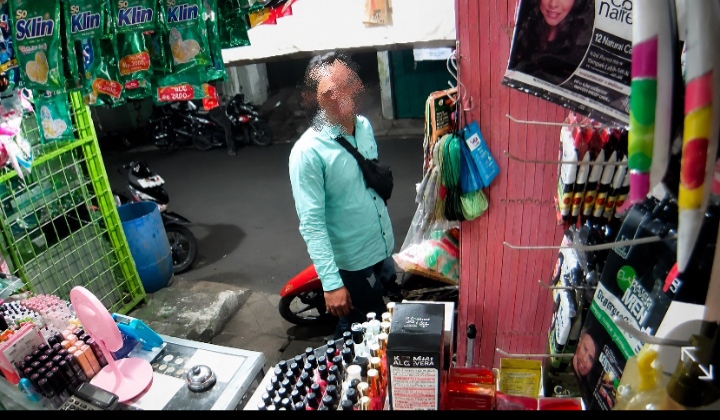 Potongan rekaman CCTV milik toko kosmetik menampilkan seseorang yang mengaku wartawan diduga melakukan pemerasan.