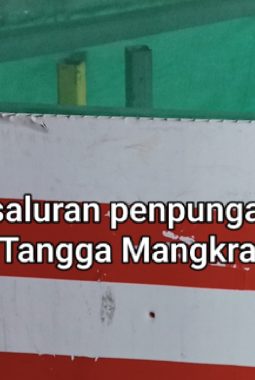 Galian Saluran Limbah Mangkrak, Jalan Angke Jembatan Besi Makin Sempit dan Picu Kemacetan